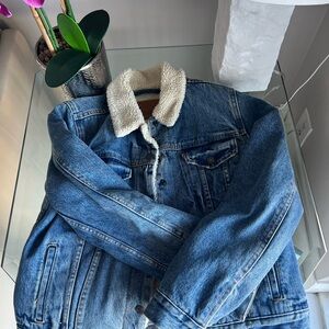 NWOT Levi’s 90s Sherpa Trucker Jacket